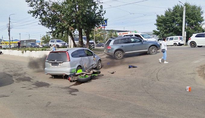 В Улан-Удэ мотоциклист пострадал после столкновения с легковушкой