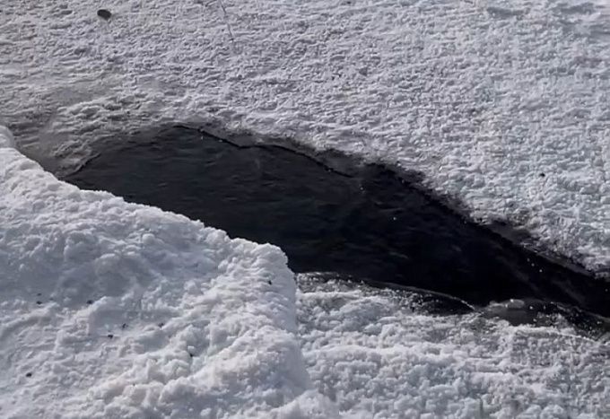 «Нива» провалилась под лед в Бурятии