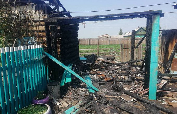 В Бурятии пожарный вытащил мужчину из горящего дома