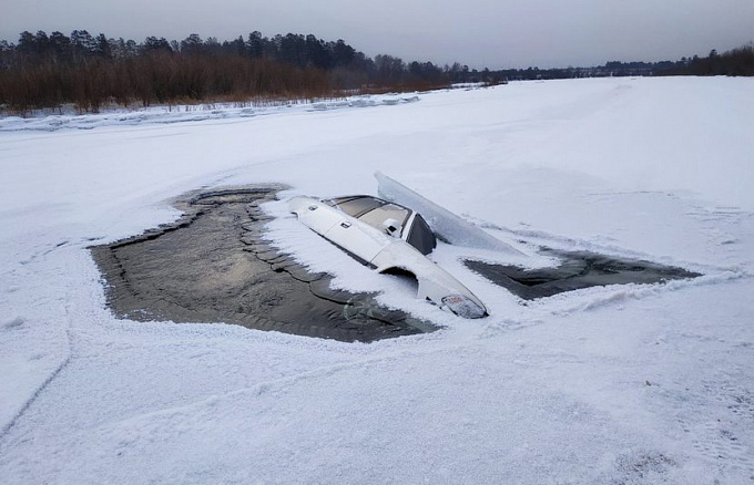 В Улан-Удэ автомобиль провалился под лед (ФОТО)