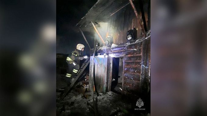 Мужчина отравился угарным газом на пожаре в Улан-Удэ