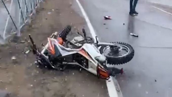 В Улан-Удэ мотоциклист на скорости протаранил минивэн