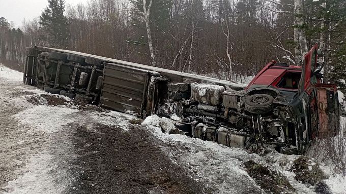 Фура перевернулась на трассе в Бурятии