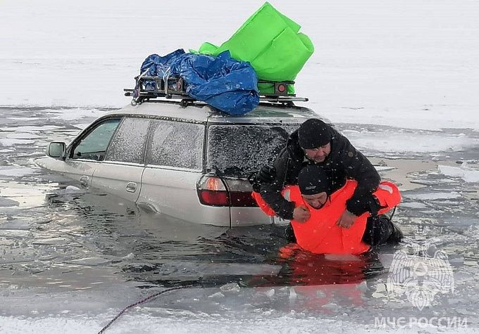 «И снова провал»: На Байкале автомобиль ушел под лед вместе с людьми