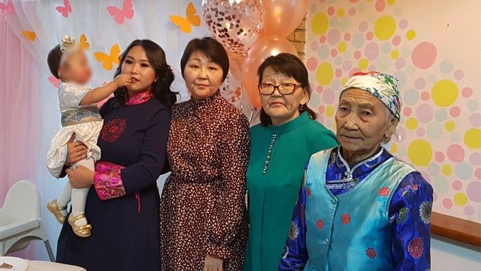 В Бурятии ветеран труда отметила 95-летний юбилей