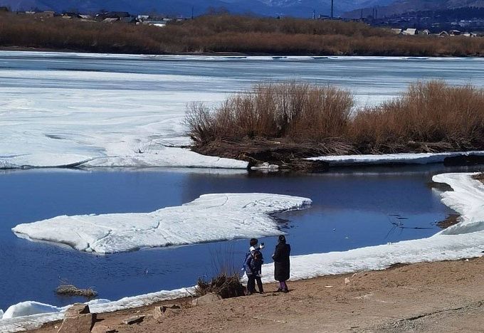 В Улан-Удэ снова вызволяли подростков со льда реки