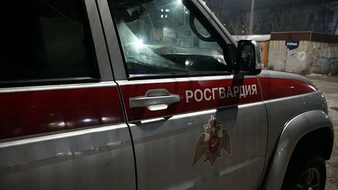 Росгвардейцы спасли бабушку из полыхающего дома в Улан-Удэ