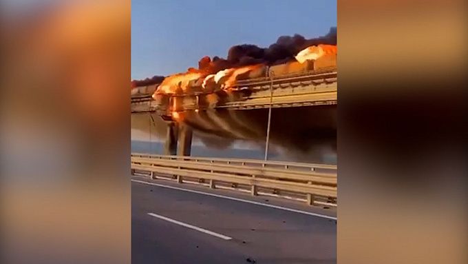 ЧП на Крымском мосту. Произошел подрыв грузового автомобиля