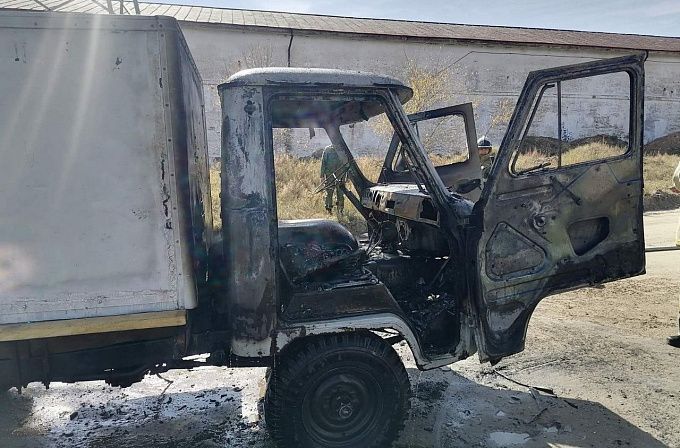 В Бурятии на ходу загорелся грузовик. ФОТО