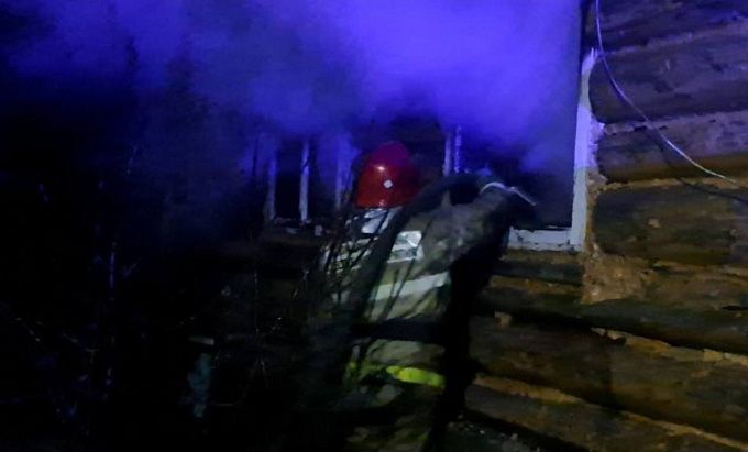 Два человека получили ожоги и травмы на пожаре в Бурятии