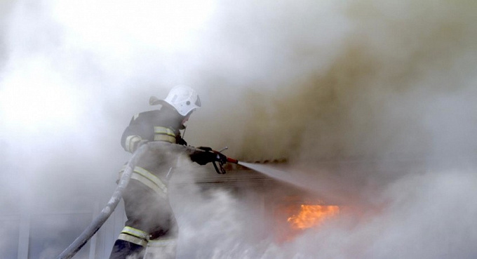 В Бурятии женщина с грудным ребенком спаслись из горящего дома