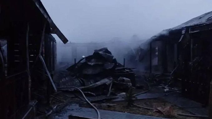 Крупный пожар потушили в гостевом доме на Байкале
