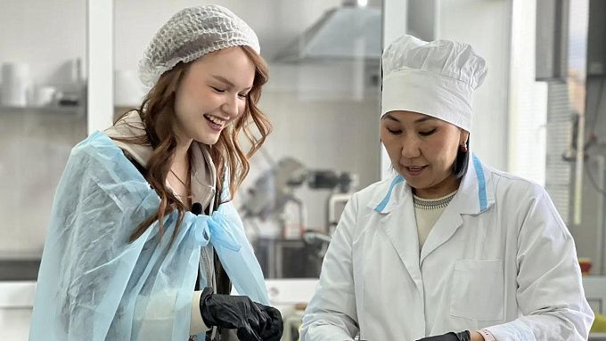 Финалистку шоу «Голос. Дети» научили лепить буузы в Улан-Удэ 