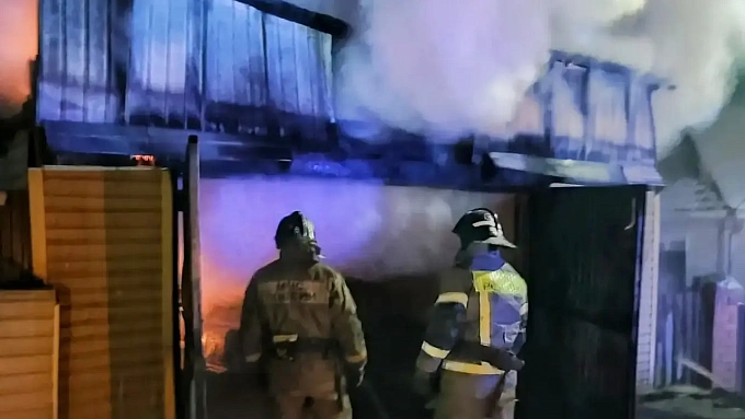 Улан-удэнец получил ожоги лица, спасая гараж и машину