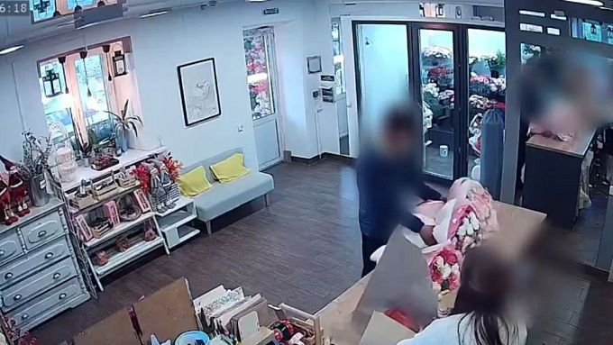 В Улан-Удэ подросток-романтик украл два букета для любимой