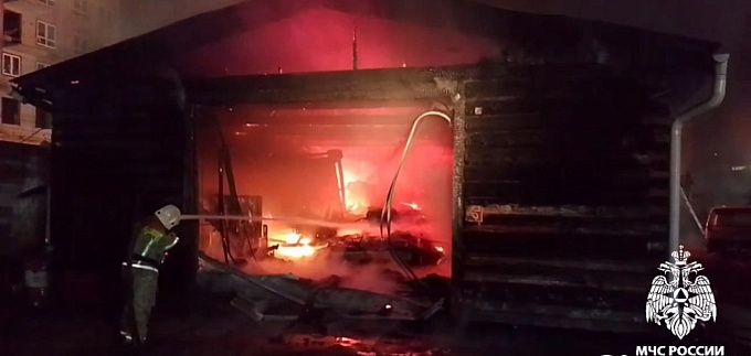 Крупный пожар в гаражном боксе произошел в Улан-Удэ