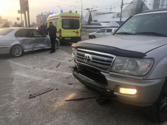 В Улан-Удэ беременная женщина пострадала в столкновении BMW и Land Cruiser