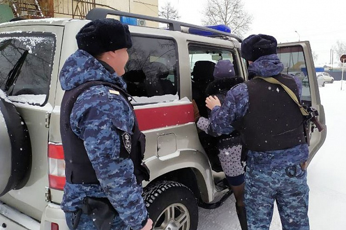В Бурятии женщина сбросила бутылку на машину соседки 