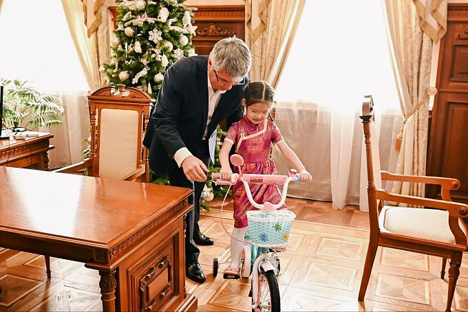 «Вместе обкатали его». Девочка покаталась на велосипеде в кабинете главы Бурятии