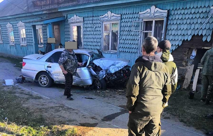 Водитель погиб, врезавшись в здание в Бурятии (ФОТО)