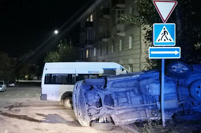 В Улан-Удэ Highlander протаранил маршрутку и перевернулся. Пострадали два пассажира