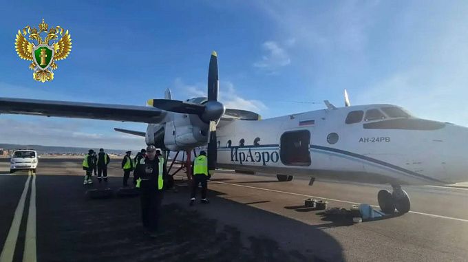 ЧП в аэропорту Иркутска: у Ан-24 лопнуло колесо при посадке