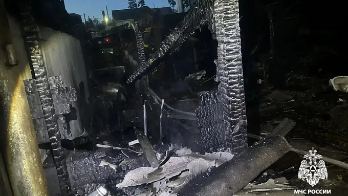 Жилой дом и надворные постройки сгорели дотла в Улан-Удэ