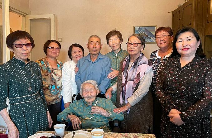 В Бурятии 100-летнего педагога поздравили с Днем учителя 
