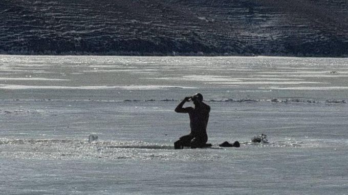 Блогер Михаил Литвин проплыл 50 метров под байкальским льдом без снаряжения