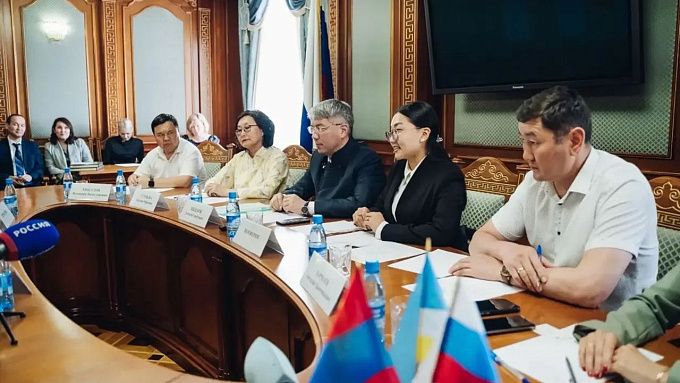 Глава Бурятии встретился с представителями Монголии