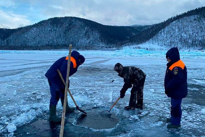 На Байкале нашли тело мужчины, провалившегося под лед на снегоходе
