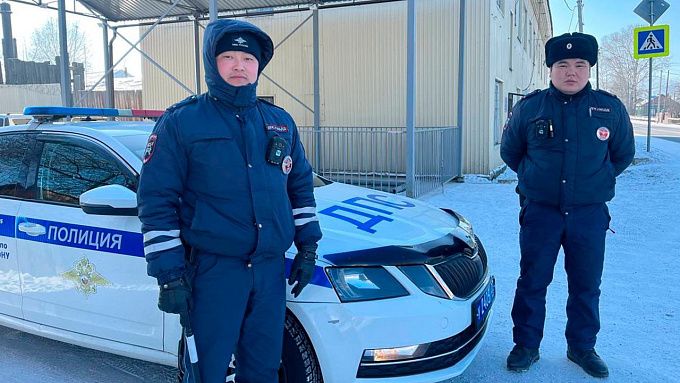 Полицейские спасли замерзающего мужчину на трассе Бурятии