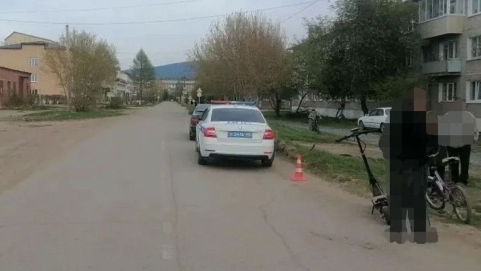 В Бурятии подросток упал с электросамоката и ударился об соседнюю машину