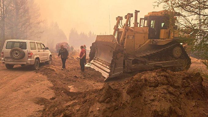 В Бурятии наращивают силы по защите поселка от лесного пожара