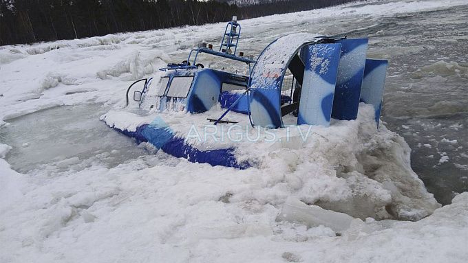 Аэролодка вмерзла в лед на Байкале. ФОТО
