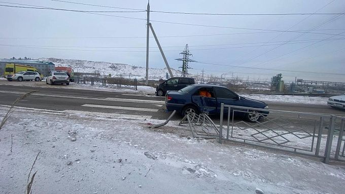 Медики осматривают троих детей, попавших в аварию в Улан-Удэ