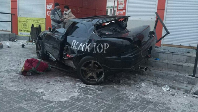 В Улан-Удэ водитель на «Тойоте» врезался в торговый павильон