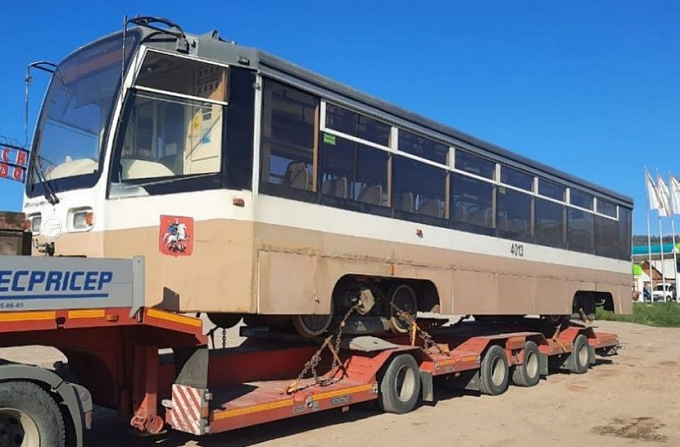 В Улан-Удэ привезли первый подержанный трамвай из Москвы