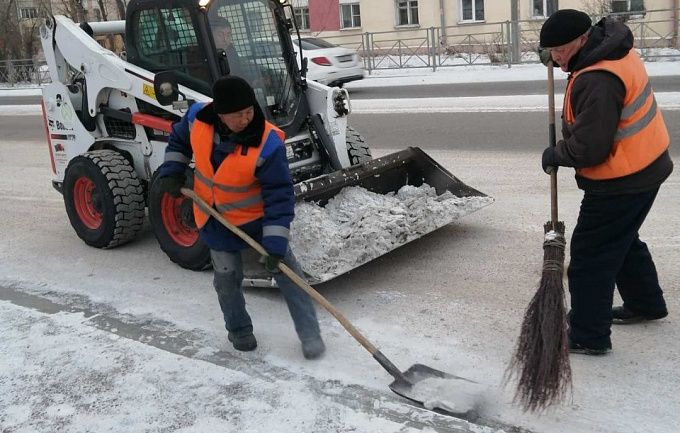 На дорогах и тротуарах Улан-Удэ продолжают убирать снег