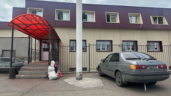 «Кто-то психанул»: Улан-удэнцы оставили мусор возле офиса ЭкоАльянса