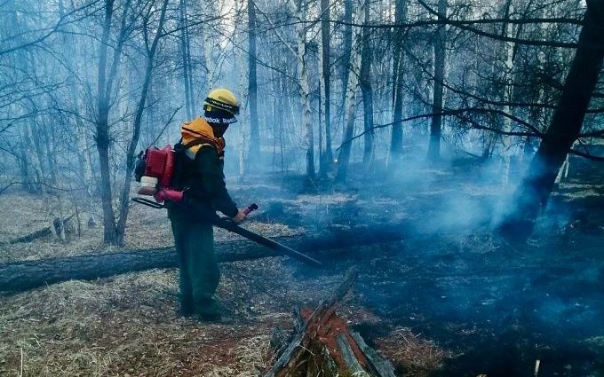 Лесники борются с огнём на севере Бурятии