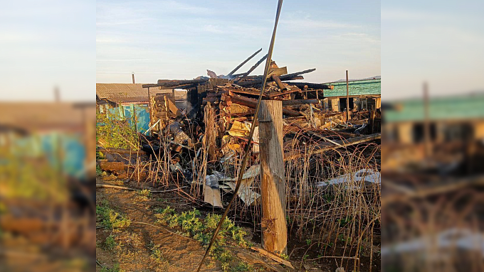 «Выбежал в одних штанах»: огонь уничтожил дом пожилой пары в Бурятии