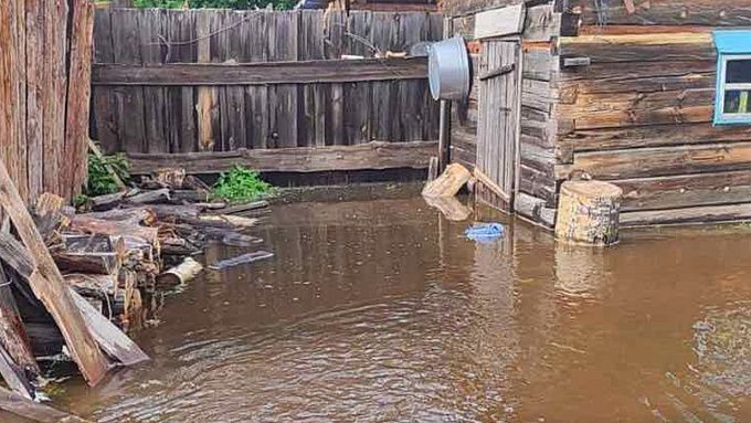 Вышедшая из берегов река затопила участки жителей района Бурятии. ФОТО