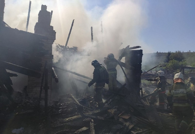 Мужчина пострадал в крупном пожаре в Улан-Удэ (ФОТО)
