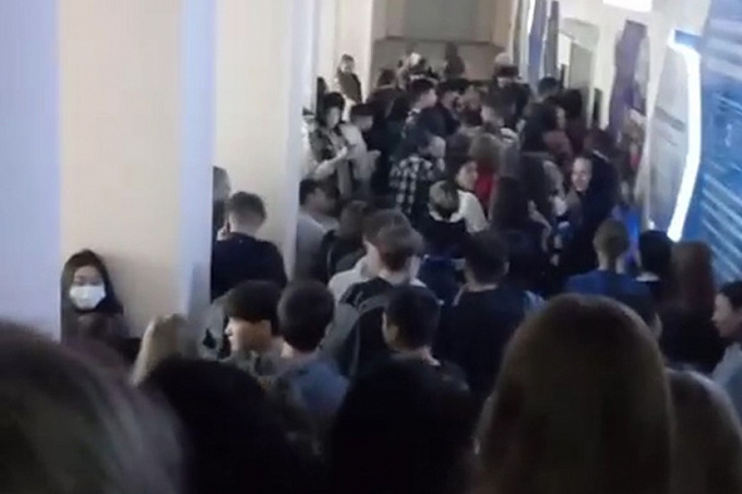 60 тысяч детей: В Улан-Удэ впервые эвакуировали так много школ одновременно