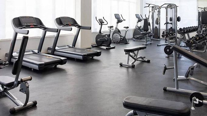 Штанга упала на голову подростка во время тренировки в Иркутской области