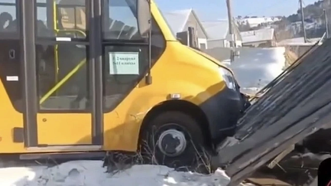 Школьный автобус попал в ДТП в Бурятии. Пострадал один ребенок