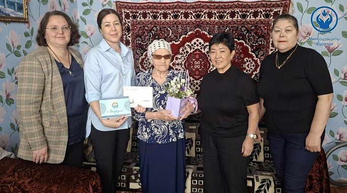 Труженицу тыла поздравляют с 96-летием в районе Бурятии