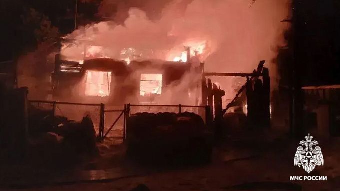 Мужчина отравился угарным газом на пожаре в Бурятии