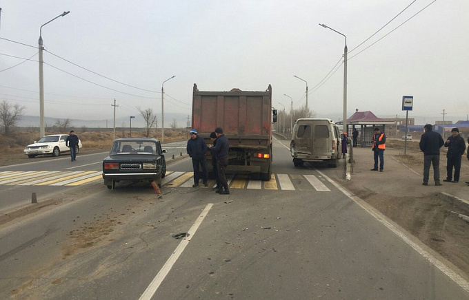 В Улан-Удэ КамАЗ с отказавшими тормозами врезался в маршрутку и «Жигули»